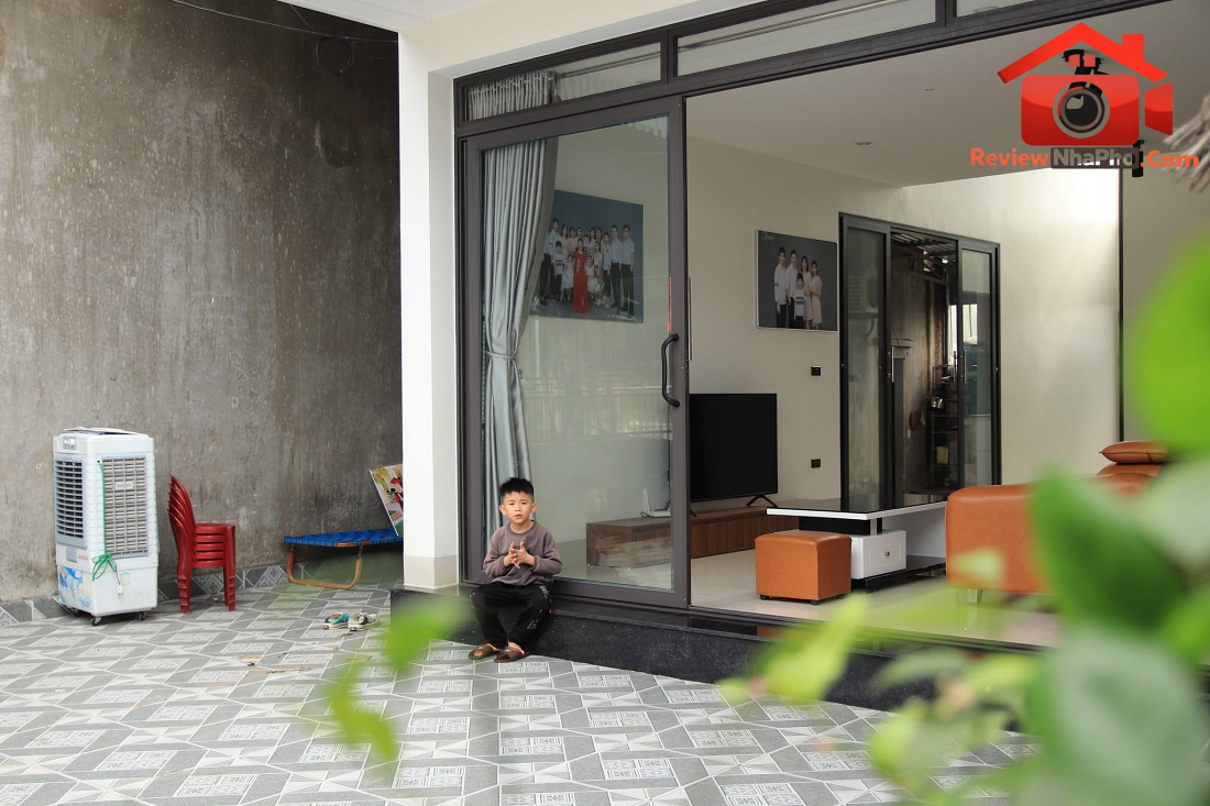 Nhà nông thôn Nghệ An: Dải hiên Đông Nam gắn kết ba thế hệ trên mảnh đất cũ- Ảnh 2. Nhà nông thôn Nghệ An: Dải hiên Đông Nam gắn kết ba thế hệ trên mảnh đất cũ- Ảnh 2.