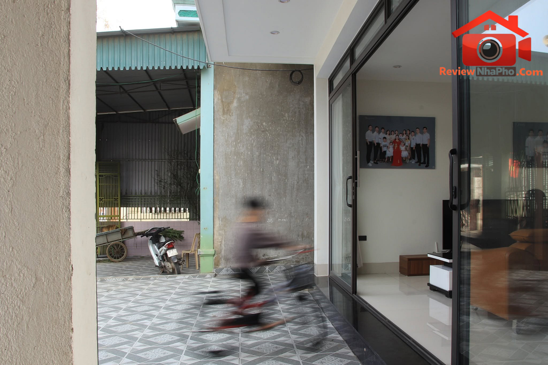 Nhà nông thôn Nghệ An: Dải hiên Đông Nam gắn kết ba thế hệ trên mảnh đất cũ- Ảnh 3. Nhà nông thôn Nghệ An: Dải hiên Đông Nam gắn kết ba thế hệ trên mảnh đất cũ- Ảnh 3.
