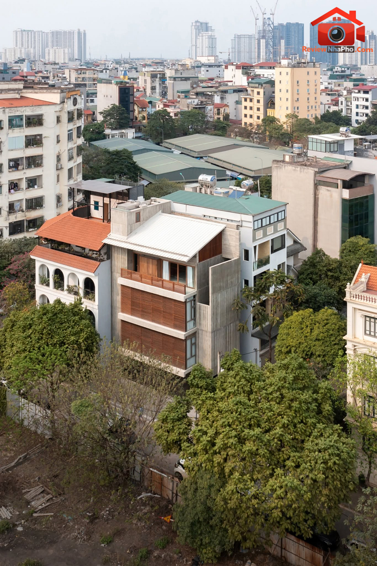 Nhà ống 5 tầng Hà Nội: Cấu trúc tiêu chuẩn kép giúp không gian hẹp sâu tự thở- Ảnh 2. Nhà ống 5 tầng Hà Nội: Cấu trúc tiêu chuẩn kép giúp không gian hẹp sâu tự thở- Ảnh 2.