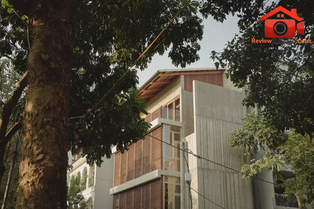 Nhà ống 5 tầng Hà Nội: Cấu trúc tiêu chuẩn kép giúp không gian hẹp sâu tự thở- Ảnh 3. Nhà ống 5 tầng Hà Nội: Cấu trúc tiêu chuẩn kép giúp không gian hẹp sâu tự thở- Ảnh 3.