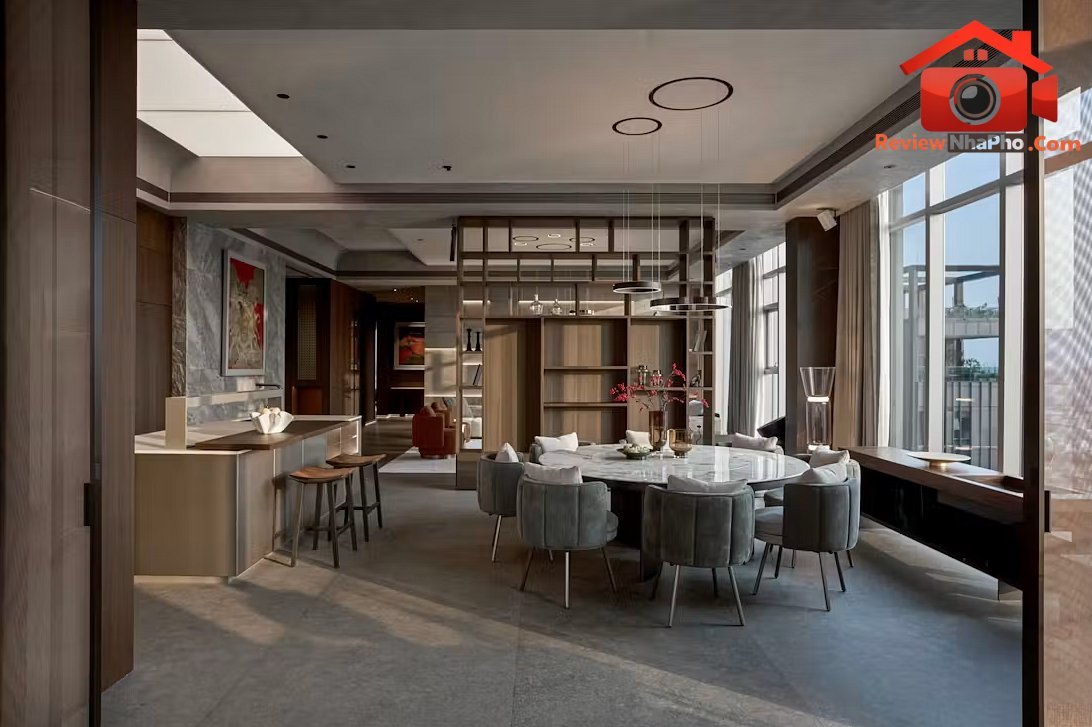 Penthouse hướng sông Sài Gòn: Phong cách nghỉ dưỡng và sự chuyển tiếp không gian vô hình- Ảnh 2. Penthouse hướng sông Sài Gòn: Phong cách nghỉ dưỡng và sự chuyển tiếp không gian vô hình- Ảnh 2.