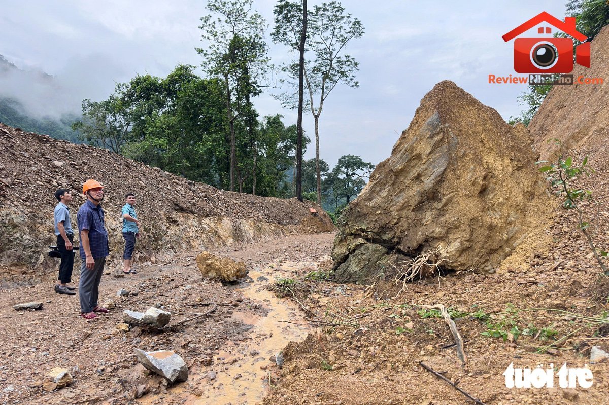 Tuyến đường cứu nạn bằng đất 100 tỉ đồng tan hoang sau cơn mưa đầu mùa - Ảnh 1.