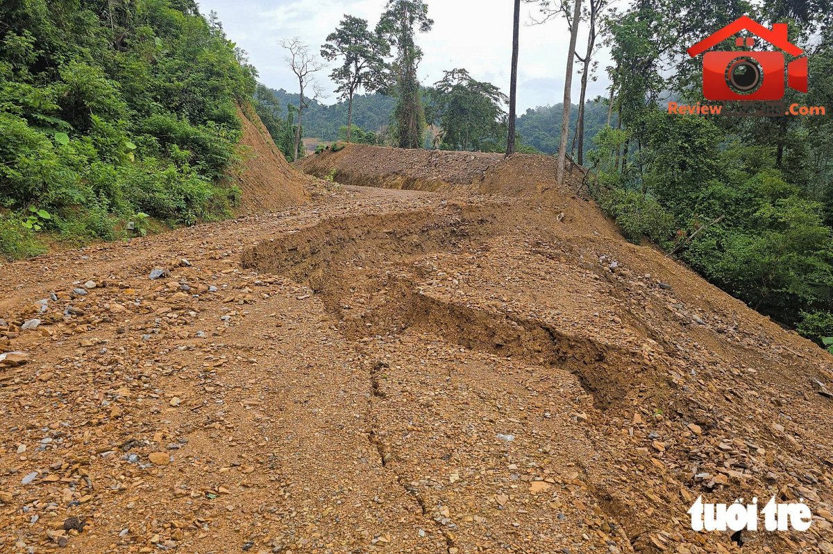 Tuyến đường cứu nạn bằng đất 100 tỉ đồng tan hoang sau cơn mưa đầu mùa - Ảnh 3.