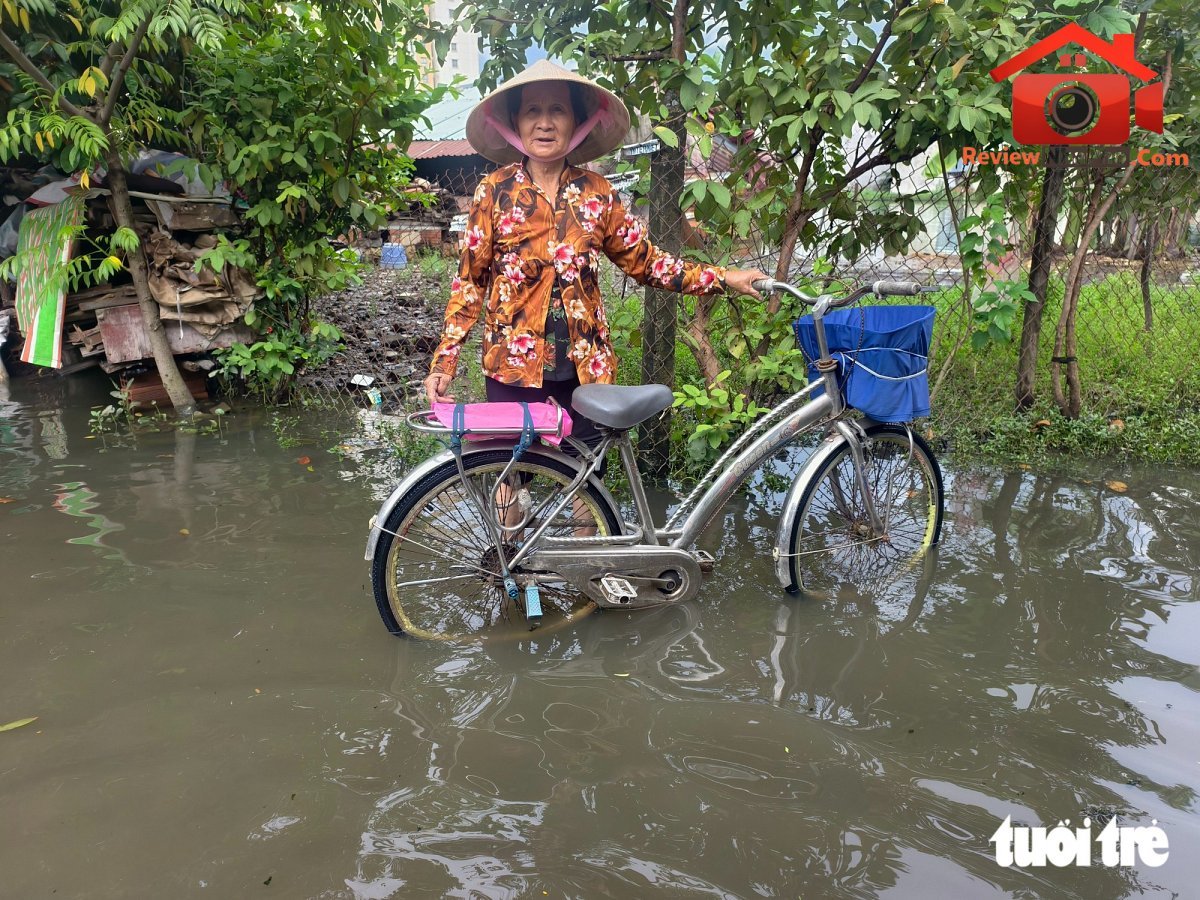 Huy động máy bơm nhiều giờ chống ngập khu dân cư ở xã Vĩnh Lộc, TP.HCM - Ảnh 3.