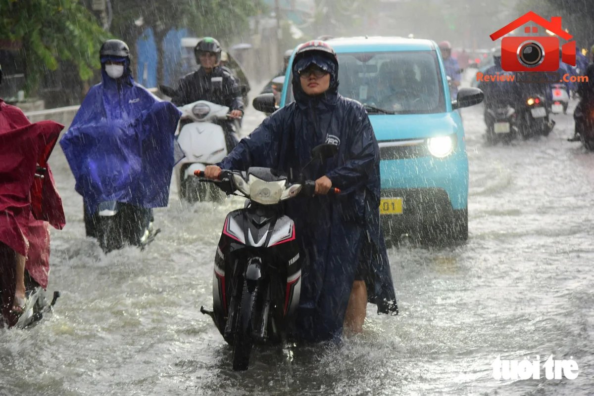 Ngã tư Nguyễn Văn Khối - Lê Văn Thọ ở TP.HCM ngập sâu, học sinh dắt xe lội nước về nhà - Ảnh 2.