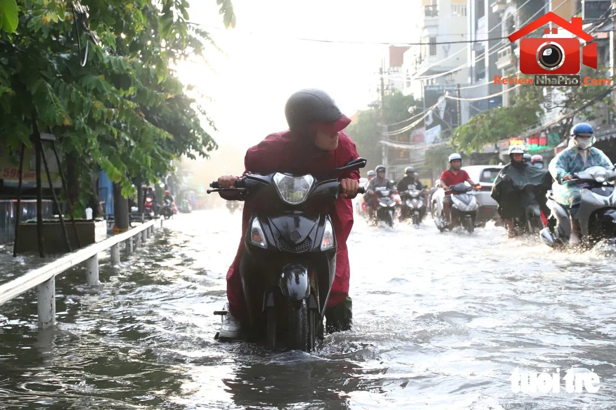 Ngã tư Nguyễn Văn Khối - Lê Văn Thọ ở TP.HCM ngập sâu, học sinh dắt xe lội nước về nhà - Ảnh 4.