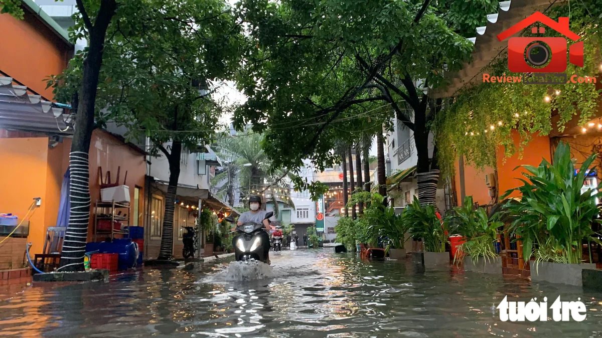 Ngã tư Nguyễn Văn Khối - Lê Văn Thọ ở TP.HCM ngập sâu, học sinh dắt xe lội nước về nhà - Ảnh 5.
