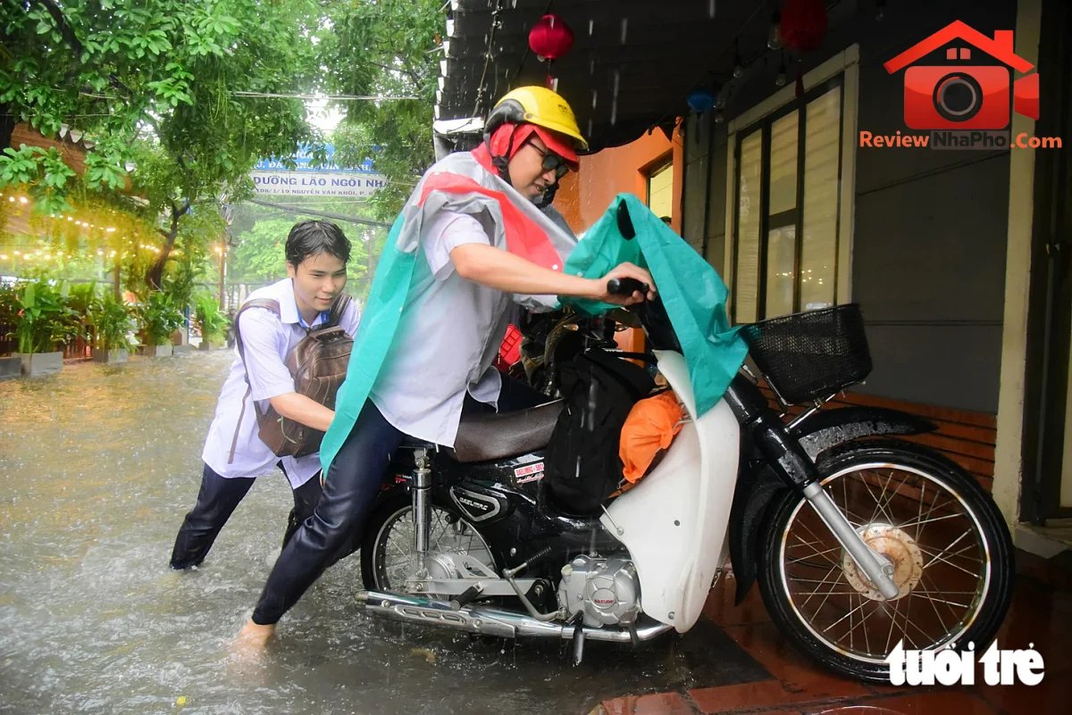Ngã tư Nguyễn Văn Khối - Lê Văn Thọ ở TP.HCM ngập sâu, học sinh dắt xe lội nước về nhà - Ảnh 6.