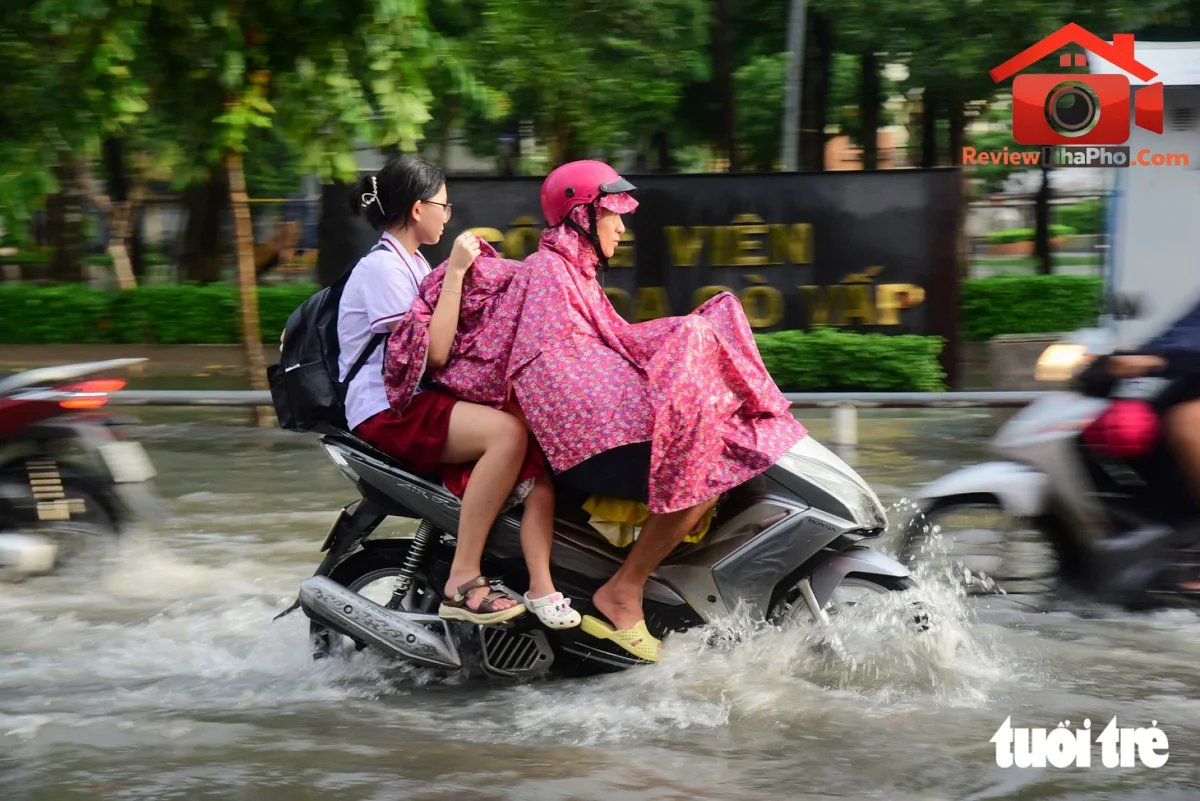 Ngã tư Nguyễn Văn Khối - Lê Văn Thọ ở TP.HCM ngập sâu, học sinh dắt xe lội nước về nhà - Ảnh 10.