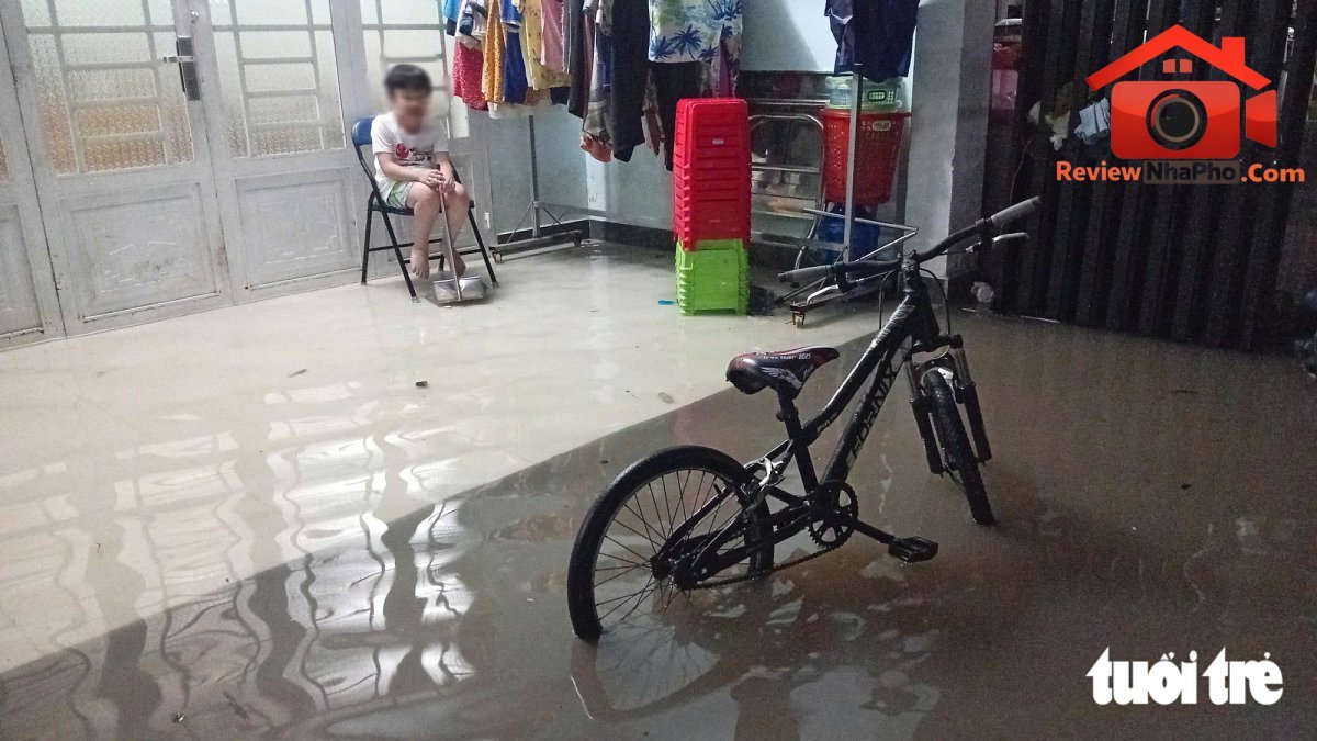 TP.HCM: nước tràn vào nhà, người dân Thuận An chủ động di tản - Ảnh 1.