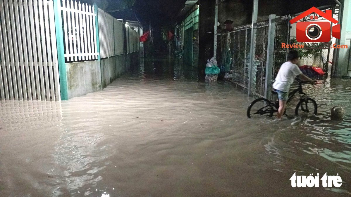 TP.HCM: nước tràn vào nhà, người dân Thuận An chủ động di tản - Ảnh 3.