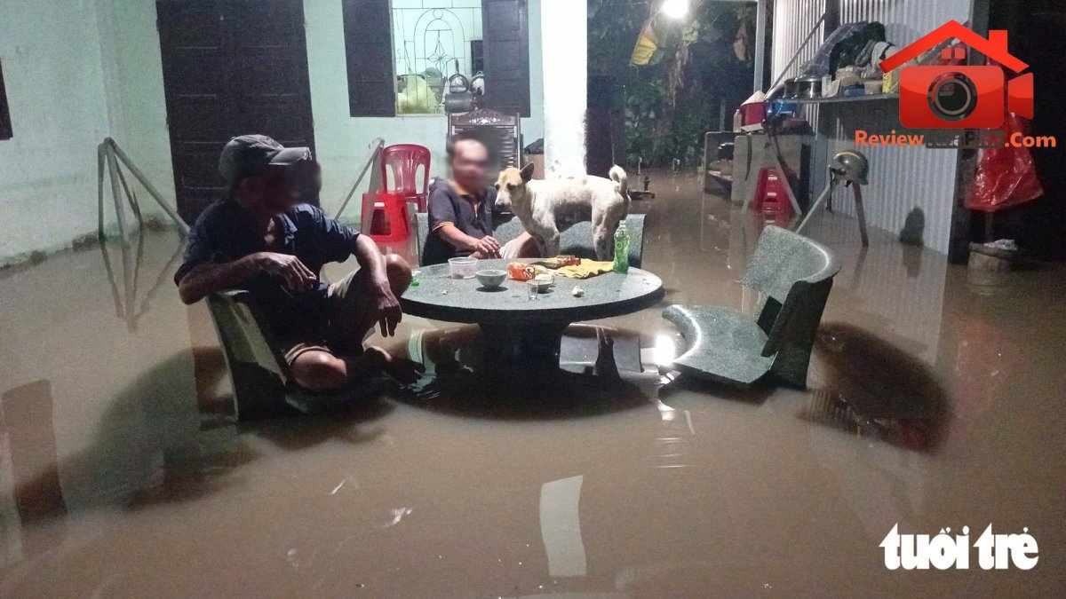 TP.HCM: nước tràn vào nhà, người dân Thuận An chủ động di tản - Ảnh 4.