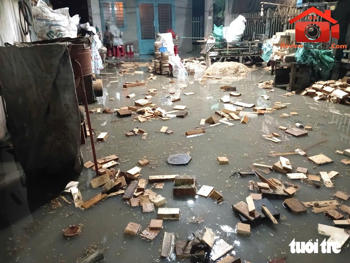 TP.HCM: nước tràn vào nhà, người dân Thuận An chủ động di tản - Ảnh 5.