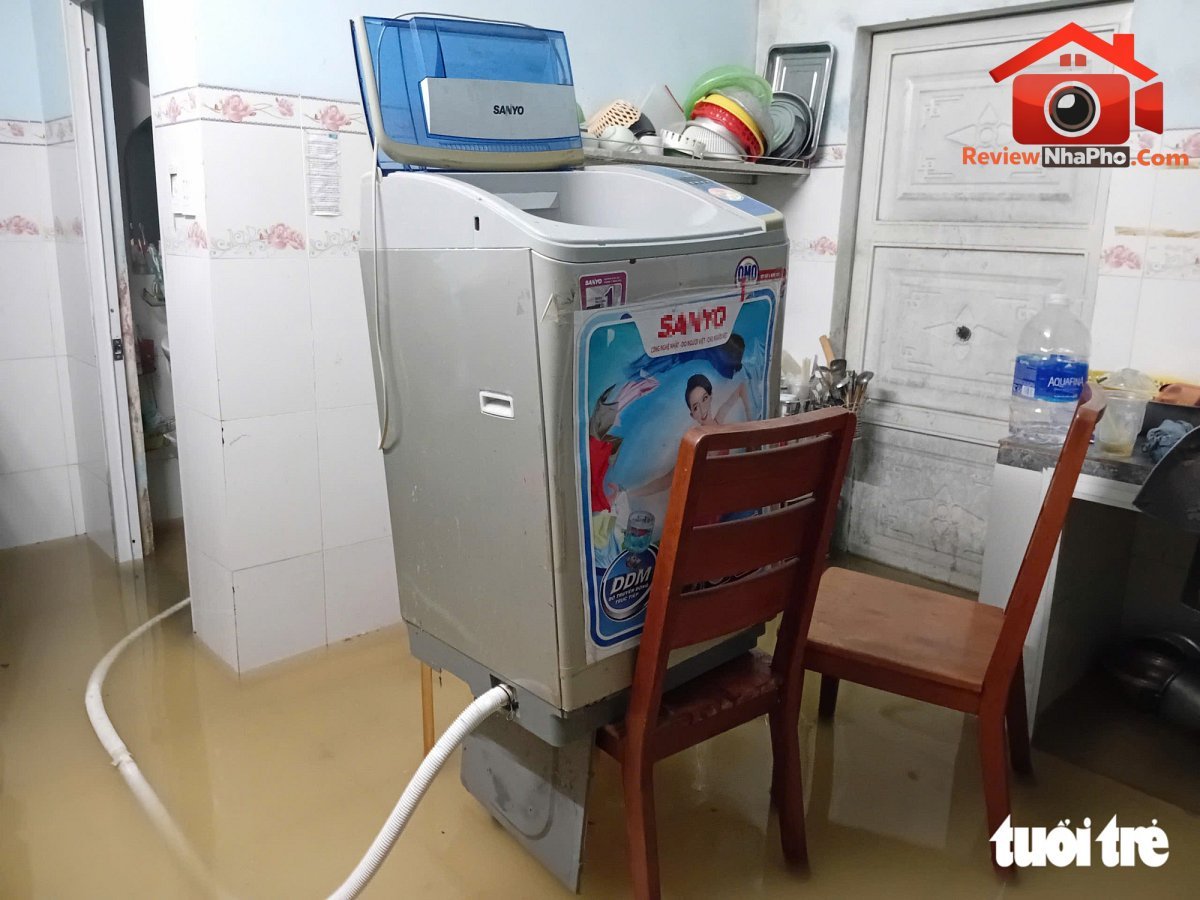 TP.HCM: nước tràn vào nhà, người dân Thuận An chủ động di tản - Ảnh 6.