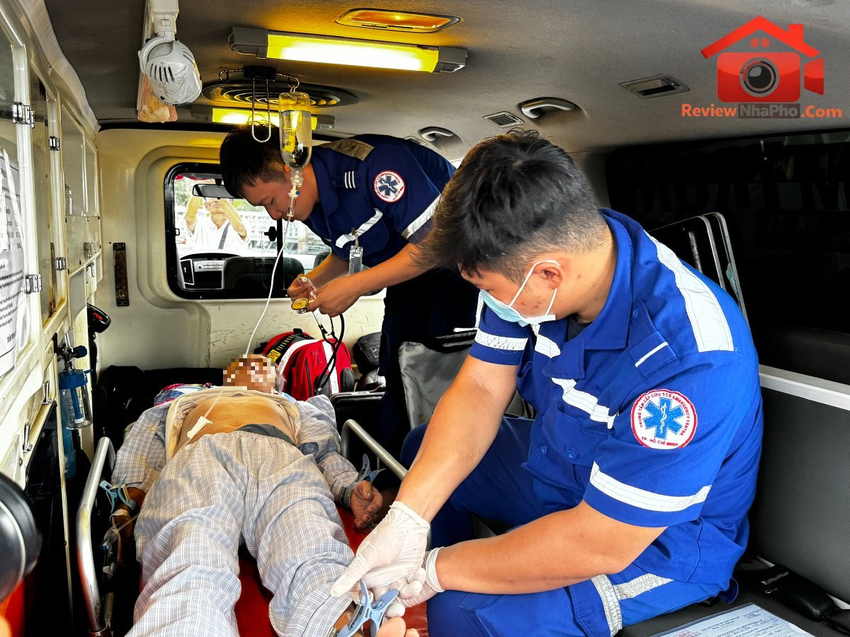 Tổng đài 115 TP.HCM lần đầu nhận hơn 2.000 cuộc gọi trong một ngày - Ảnh 1.