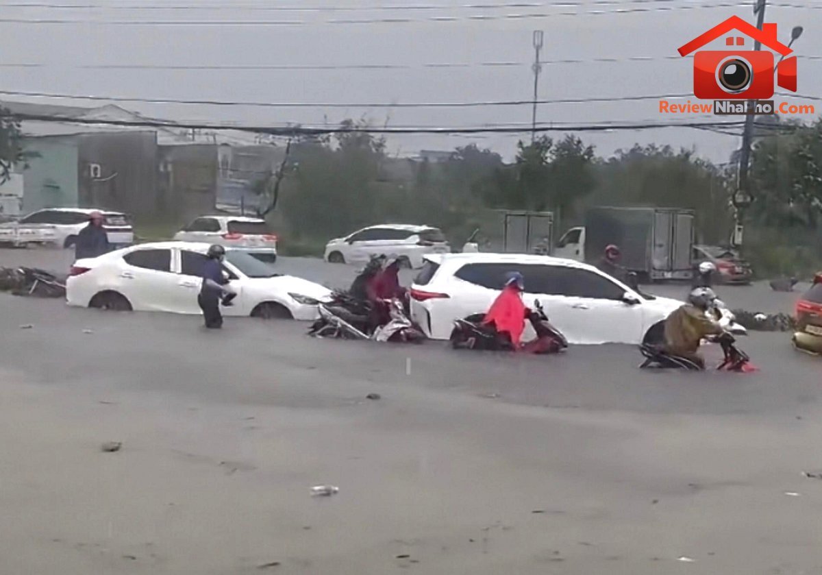 TP.HCM: nước tràn vào nhà, người dân Thuận An chủ động di tản - Ảnh 2.