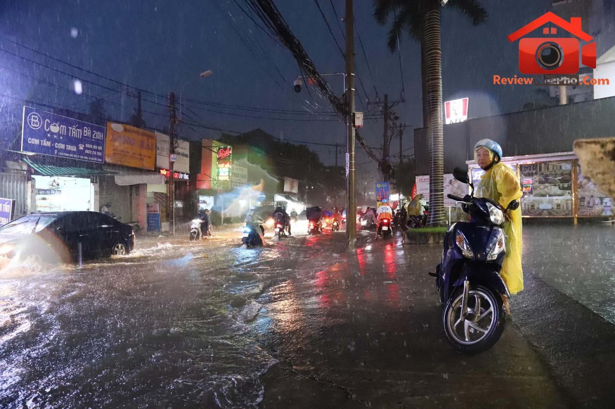 Ngã tư Nguyễn Văn Khối - Lê Văn Thọ ở TP.HCM ngập sâu, học sinh dắt xe lội nước về nhà - Ảnh 11.