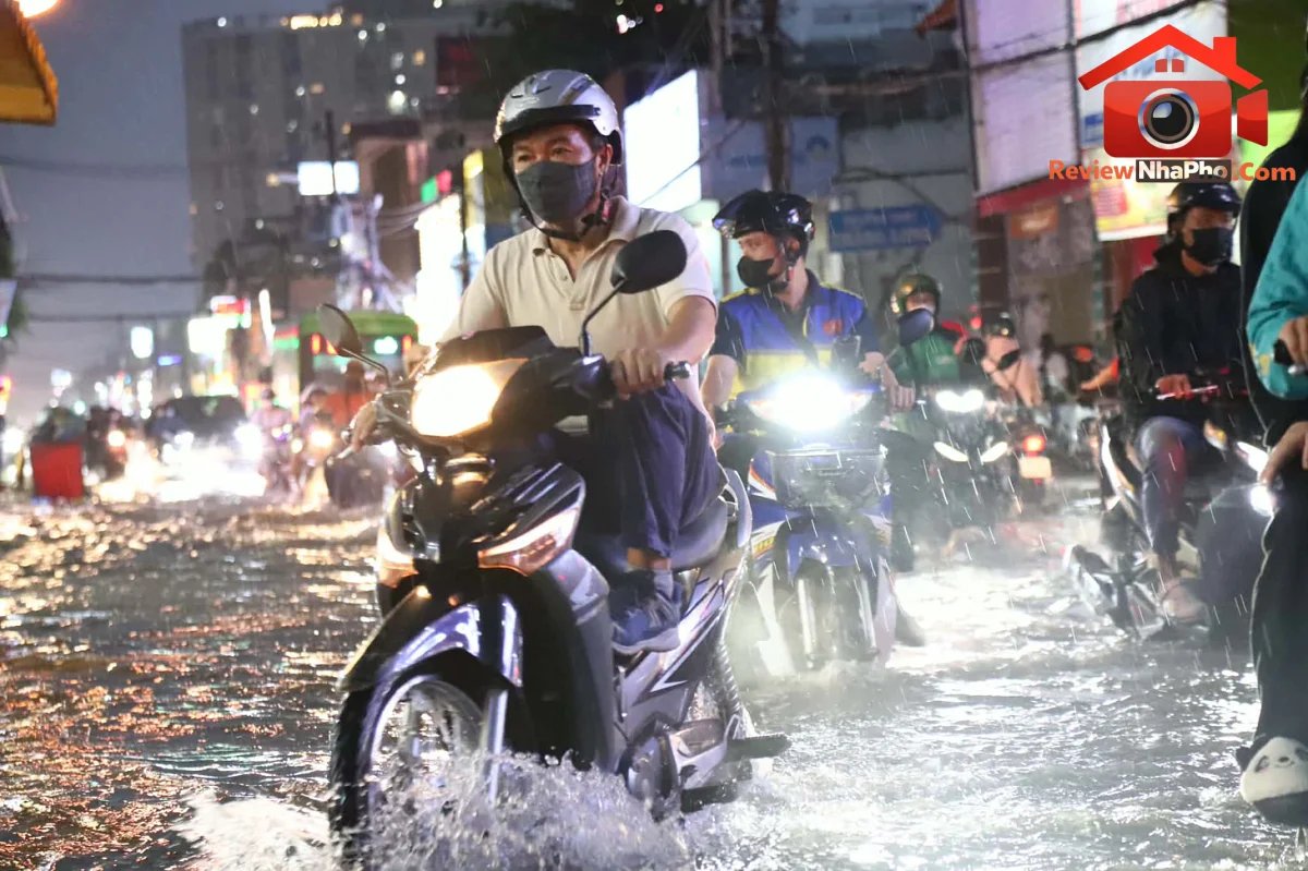 Ngã tư Nguyễn Văn Khối - Lê Văn Thọ ở TP.HCM ngập sâu, học sinh dắt xe lội nước về nhà - Ảnh 12.
