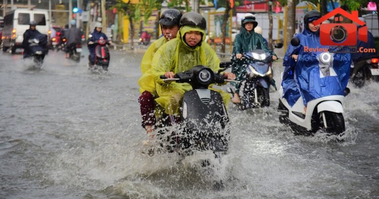 Ngập nước tại ngã tư Nguyễn Văn Khối – Lê Văn Thọ gây khó khăn cho học sinh