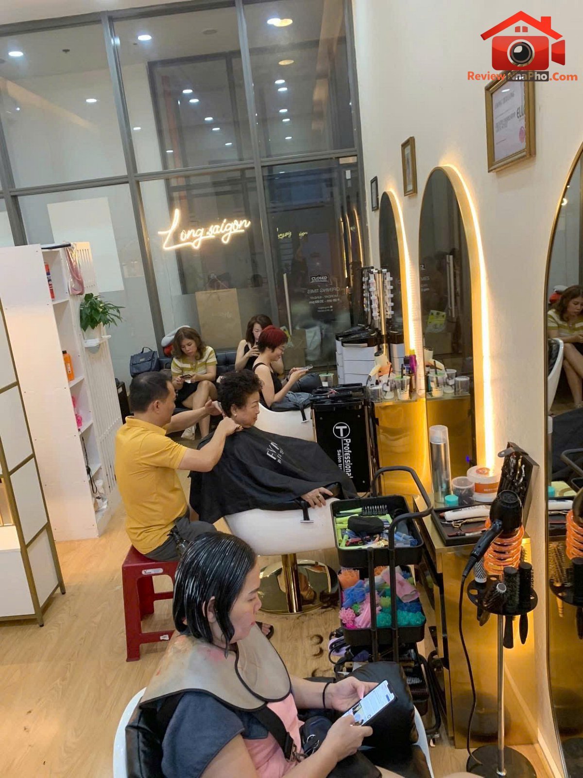 Sang nhượng tiệm tóc nail – Đường Hoàng Minh Giám – Phường 9 – Quận Phú Nhuận – Thành phố Hồ Chí Minh – Diện tích 40m2 – Giá 230 triệu