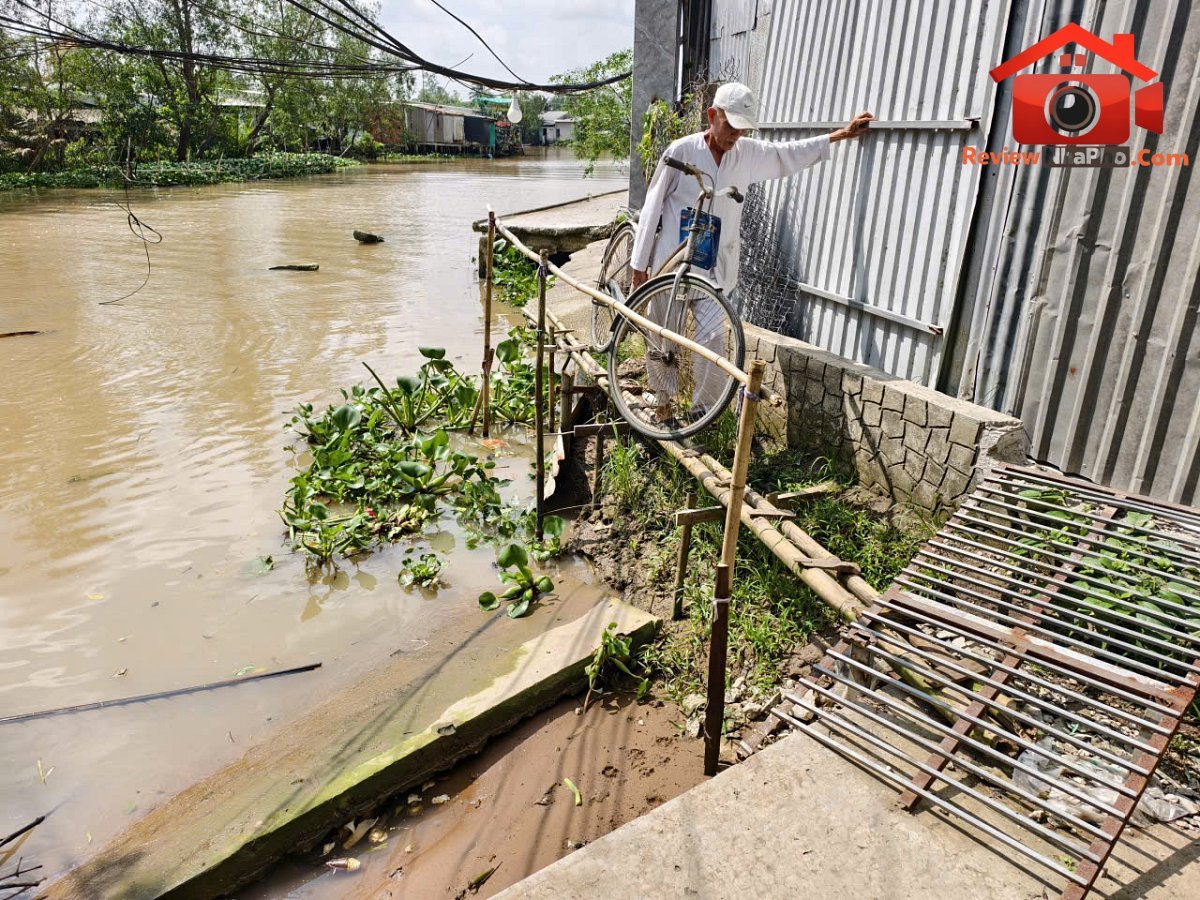 Giữa mùa nước nổi mà lo hạn mặn khốc liệt vì El Nino - Bài 2: Sạt lở đang 'bủa vây' miền Tây  - Ảnh 2.