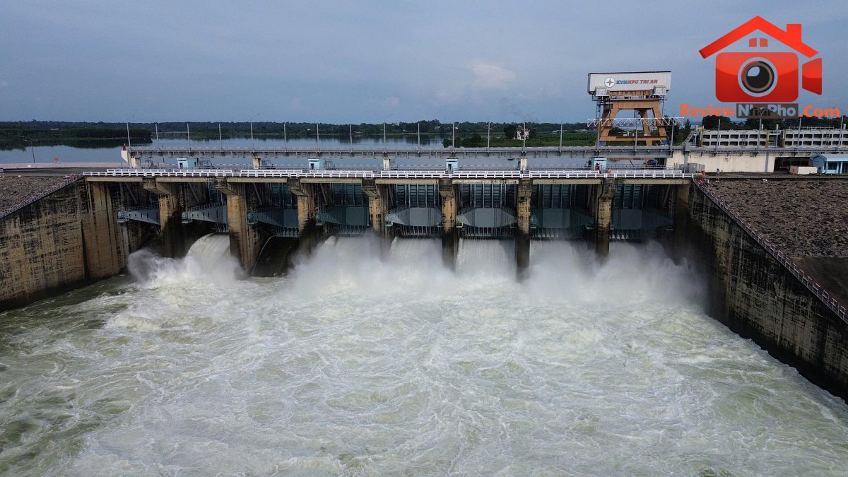 Nước về hồ 2.260m³/s, Thủy điện Trị An tăng gấp đôi lượng xả tràn xuống hạ du - Ảnh 1.
