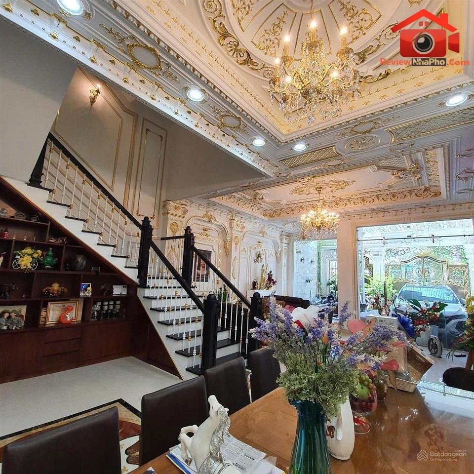 Review nhà phố tân cổ điển 3 lầu đường Cách Mạng Tháng Tám, Quận Tân Bình, 32 tỷ