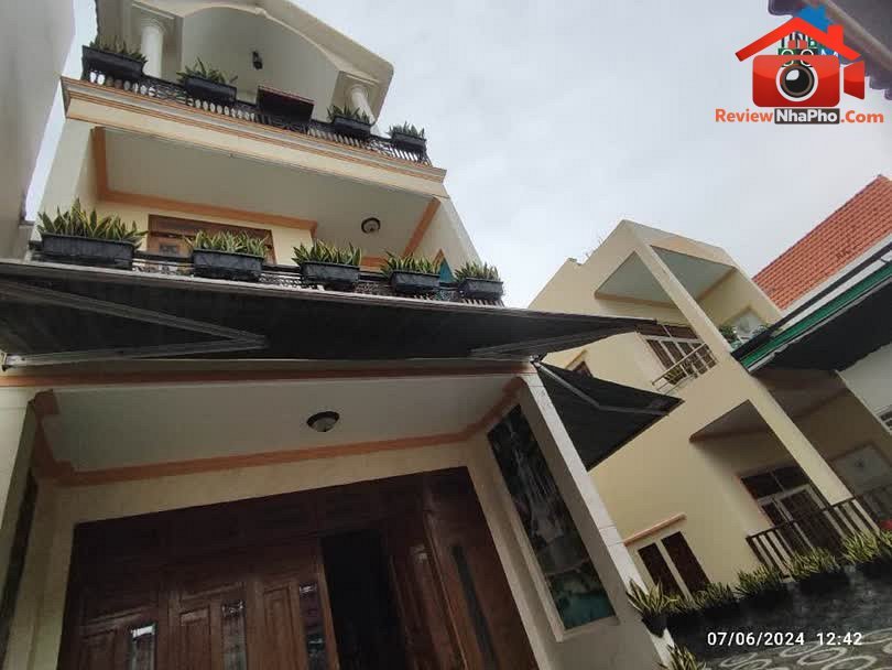 Review nhà phố TP.HCM: Biệt thự mặt tiền Lê Đình Thám – Tân Phú giá tốt