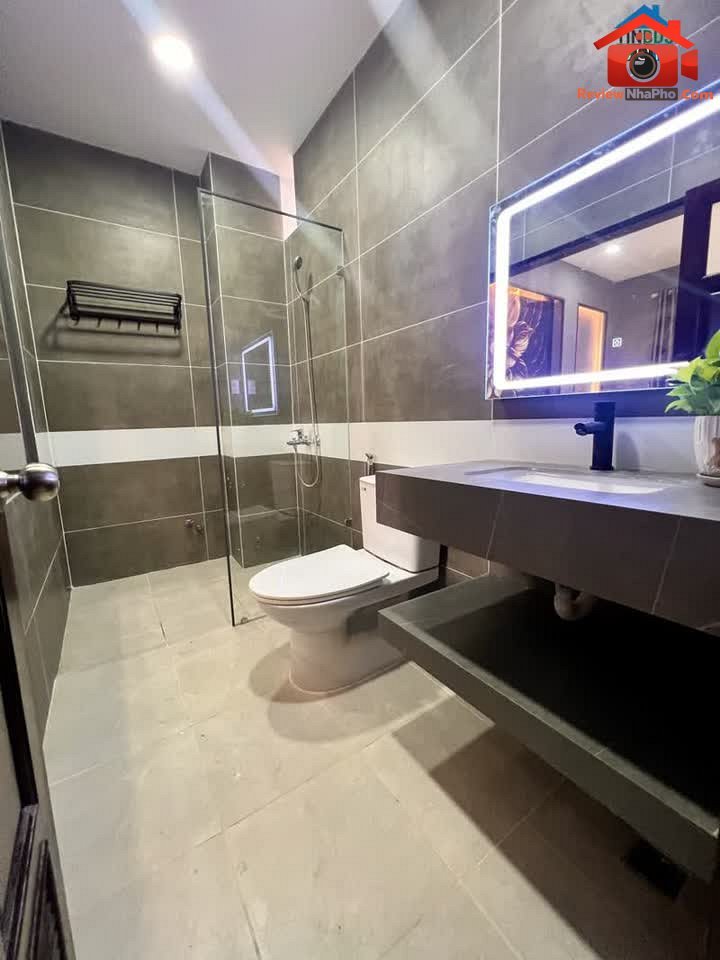 Review nhà phố TP.HCM: Bán nhà riêng Quận Tân Phú – 4PN, 5WC, giá 7,3 tỷ