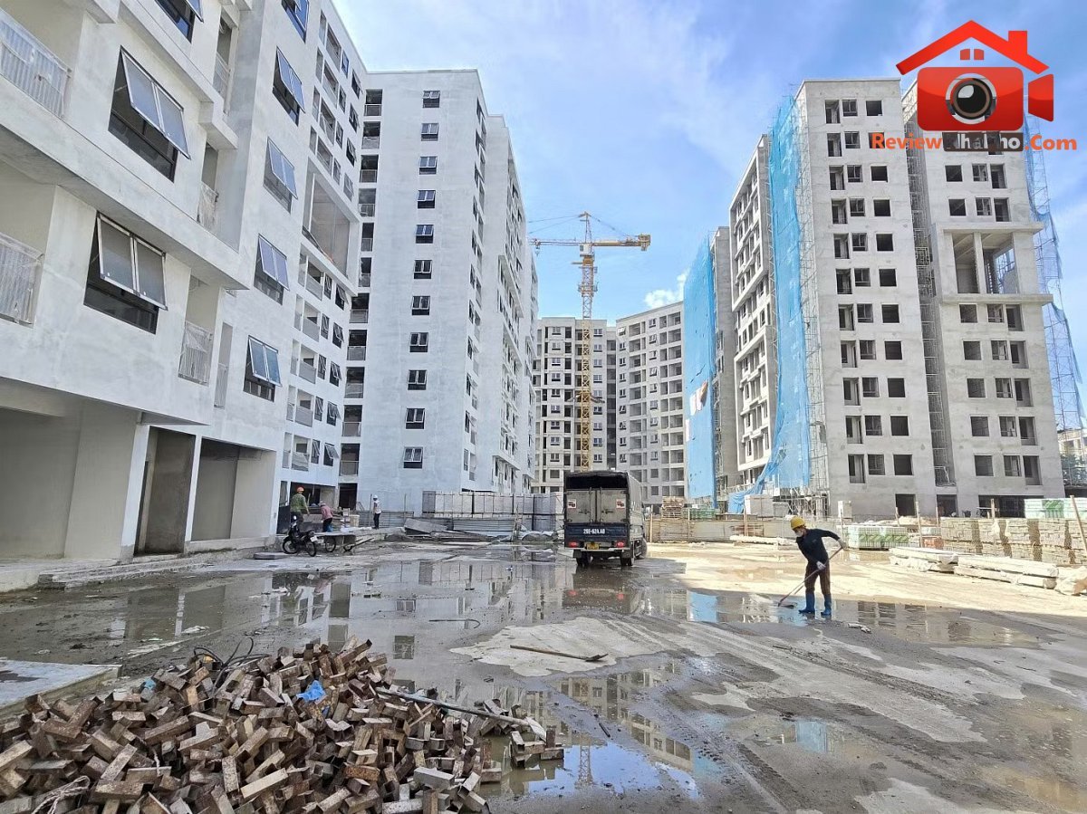 Dự án NƠXH Kim Chung (Đông Anh, Hà Nội) vừa mở bán vào giữa năm nay. Ảnh: N.M. Nhà ở xã hội: Ưu đãi một lần, ràng buộc cả đời? - Ảnh 1.