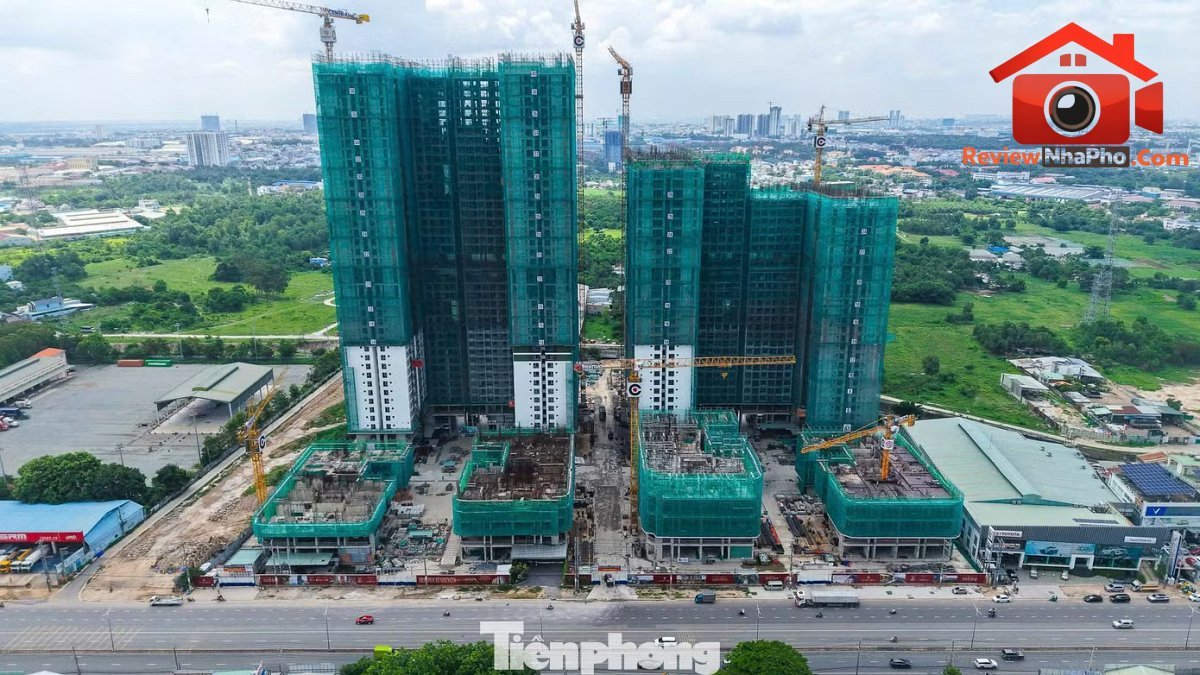Khi lãi suất hạ và ngấm dần vào nền kinh tế, dòng tiền lớn sẽ chảy mạnh vào bất động sản có giá trị thực. Lãi suất 'hạ nhiệt', bất động sản có đón đầu chu kỳ tăng trưởng mới? - Ảnh 1.
