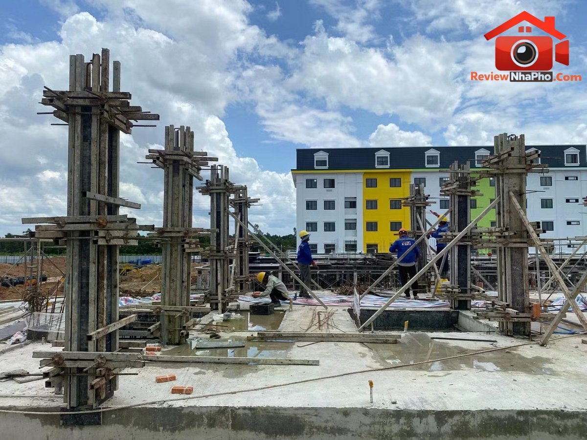 TPHCM muốn miễn giấy phép xây dựng cho công trình nhà ở riêng lẻ của hộ gia đình, cá nhân và tổ chức có quy mô dưới 7 tầng. TPHCM muốn mở rộng diện miễn giấy phép xây dựng nhà ở - Ảnh 1.