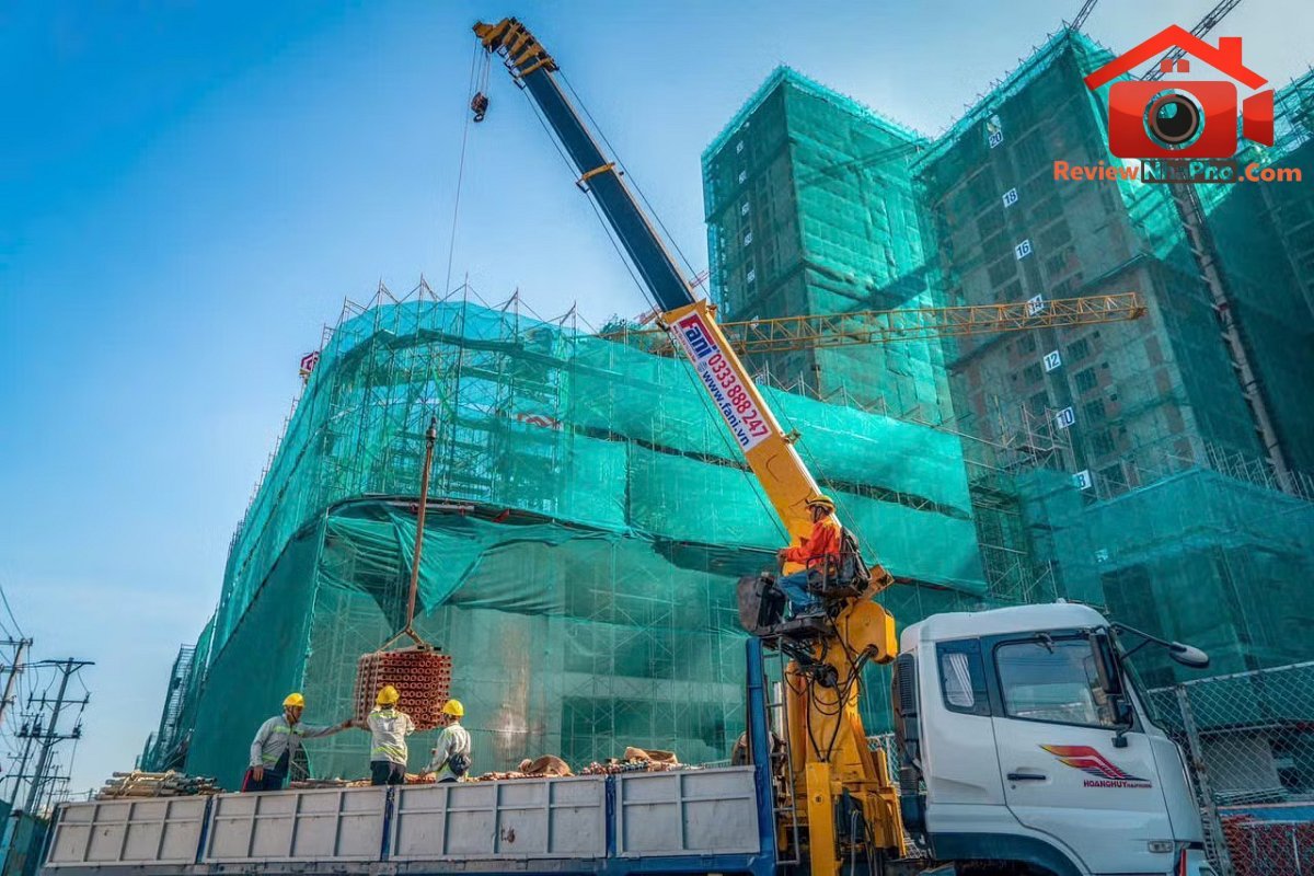 Các doanh nghiệp bất động sản không thực hiện đúng nghĩa vụ công khai, báo cáo thông tin có thể đối mặt với mức xử phạt 300 - 400 triệu đồng. Doanh nghiệp bất động sản phải khai báo dự án qua VNeID - Ảnh 1.