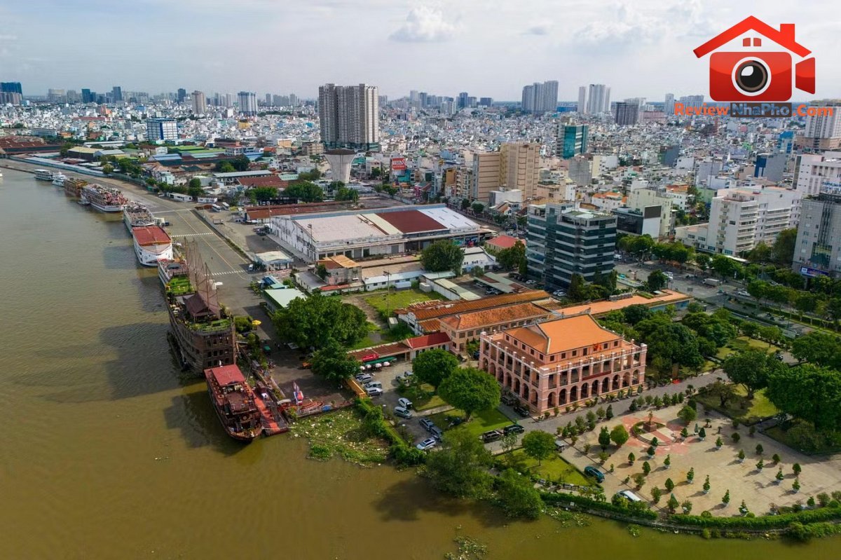 Hiện trạng dự án công viên văn hóa Bến Nhà Rồng - Khánh Hội và cây xanh công cộng Bến Bạch Đằng. Tạm bàn giao mặt bằng làm công viên Bến Nhà Rồng - Khánh Hội - Ảnh 1.