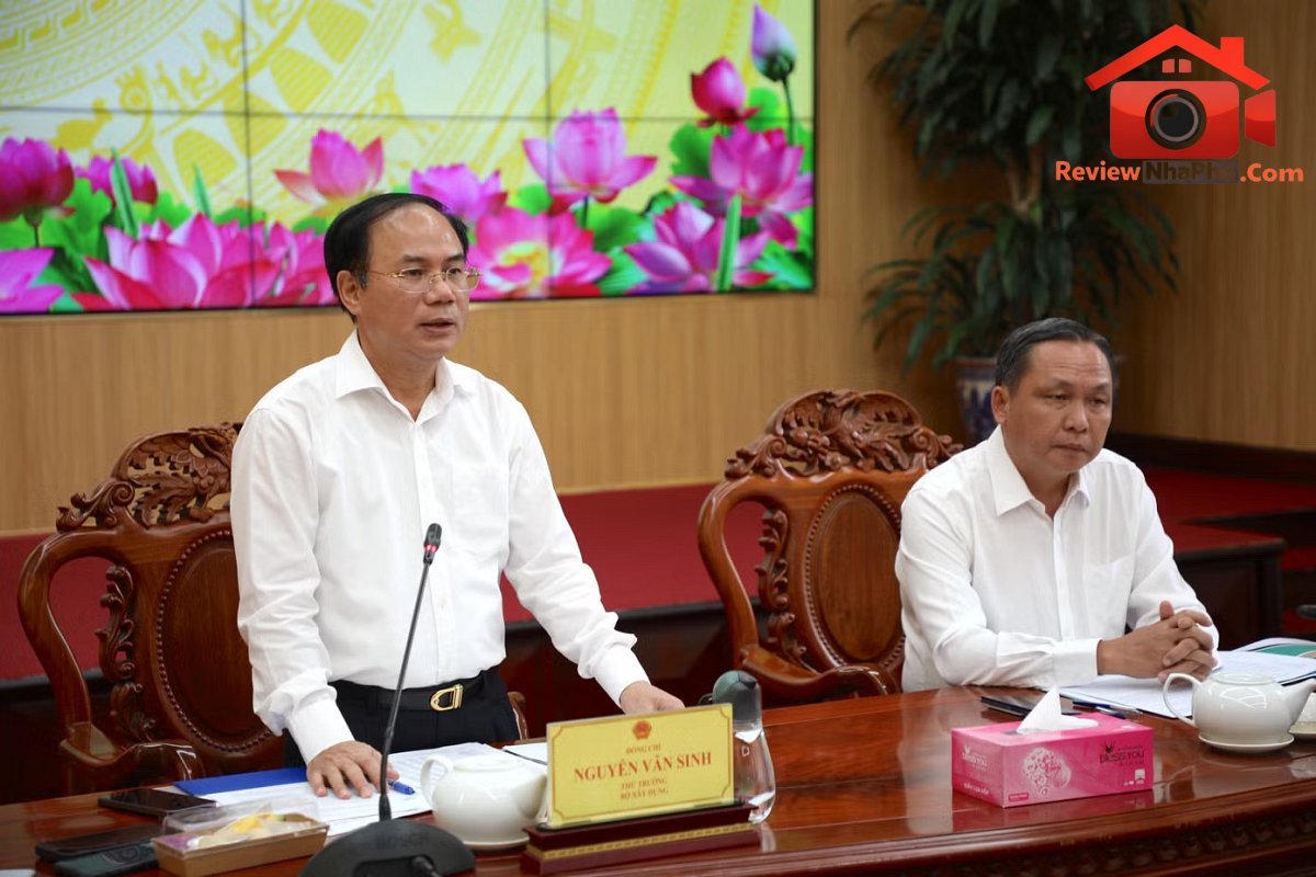 Thứ trưởng Bộ Xây dựng Nguyễn Văn Sinh phát biểu. Chỉ mới đạt 24%, Cần Thơ xin kéo dài thời hạn hoàn thành chỉ tiêu nhà ở xã hội - Ảnh 2.
