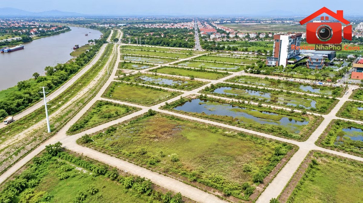 Khu đất có vị trí đắc địa tại Ninh Bình. Khu ‘đất vàng’ bỏ hoang nhiều năm ở Ninh Bình sắp được đấu giá có gì đặc biệt? - Ảnh 1.