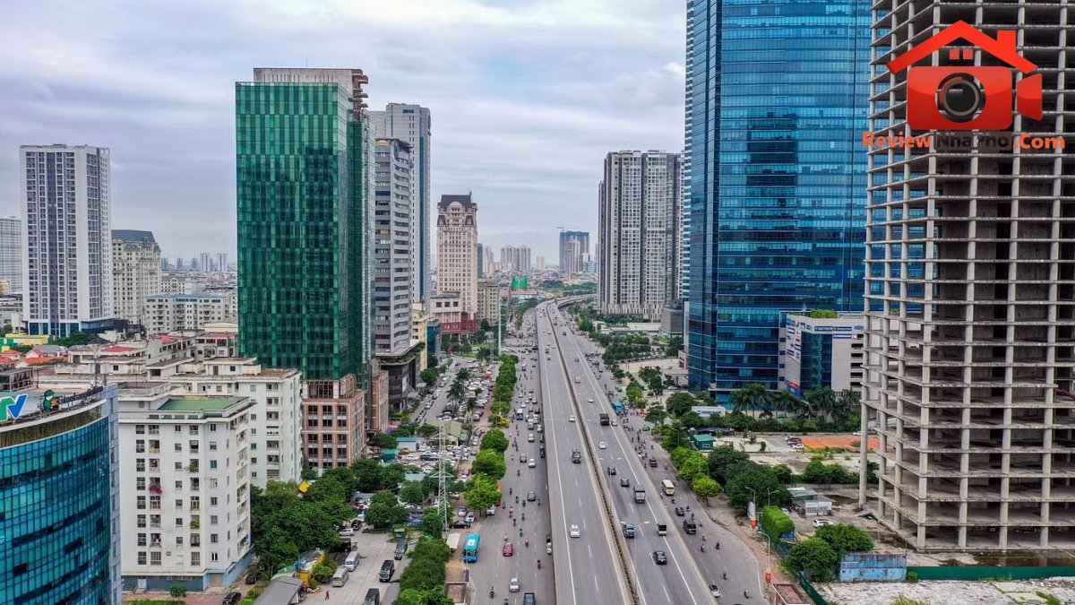 'Khốc liệt' văn phòng Hà Nội - Ảnh 1.