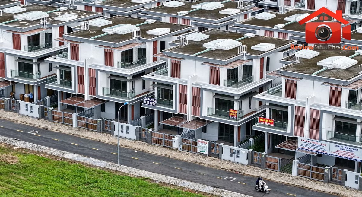 Khu đô thị Đông Tăng Long la liệt biệt thự bỏ hoang. Ảnh: Trần Chung. Đề xuất đánh thuế đất bỏ hoang cao gấp 7 lần vẫn quá nhẹ? - Ảnh 1.