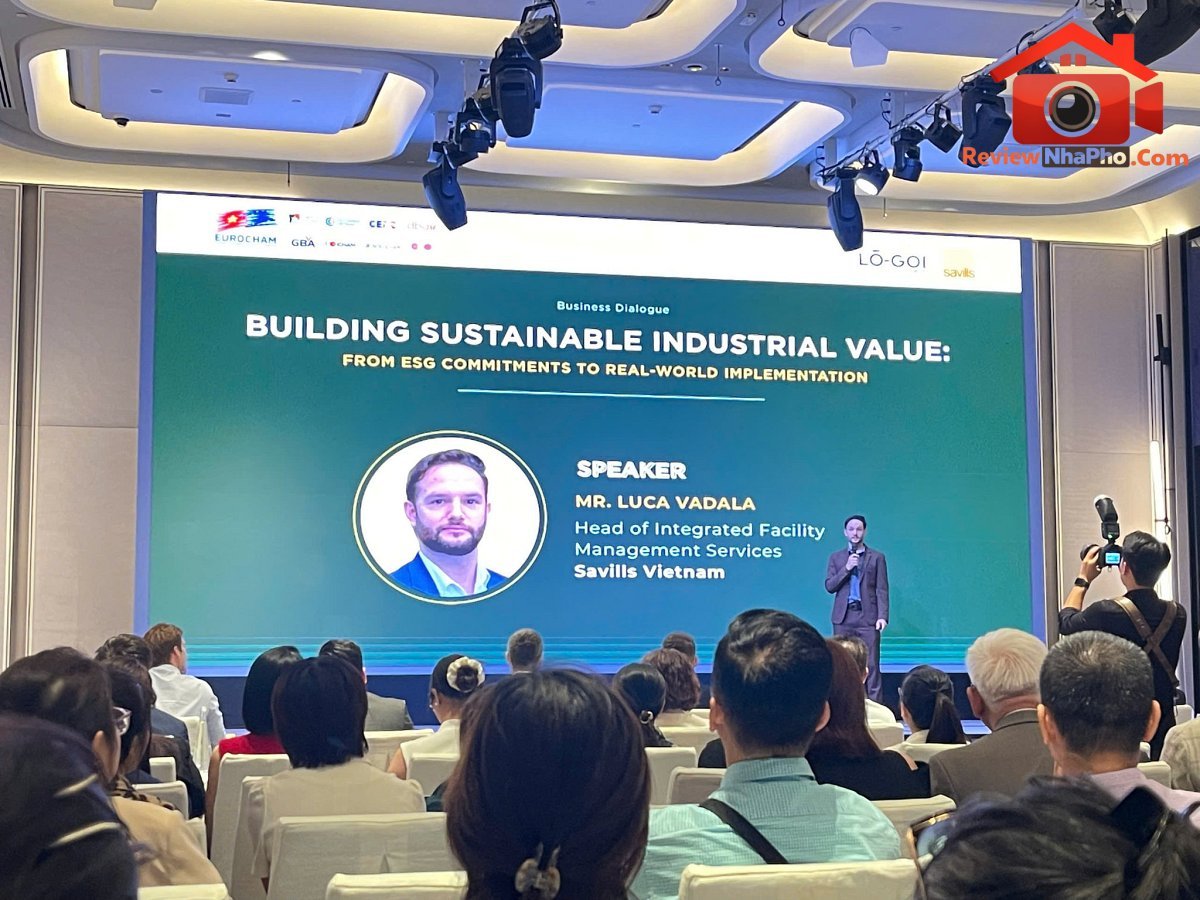 Quang cảnh buổi đối thoại kinh doanh “Xây dựng giá trị công nghiệp bền vững: Từ cam kết ESG đến triển khai thực tiễn” do Savills tổ chức chiều qua 21/10.