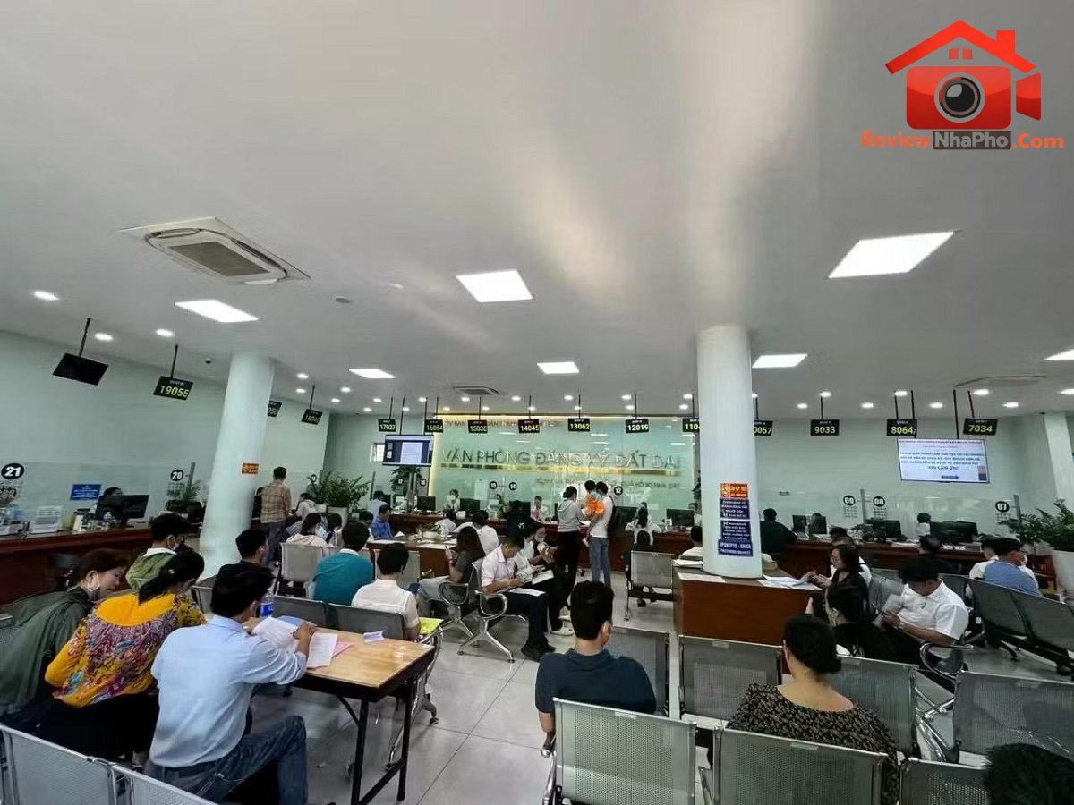 Người dân có thể thực hiện tại bất kỳ chi nhánh nào hoặc tại Văn phòng đăng ký đất đai TPHCM. Quy định mới thủ tục đất đai ở TPHCM: Không cần đến nơi có nhà đất - Ảnh 1.