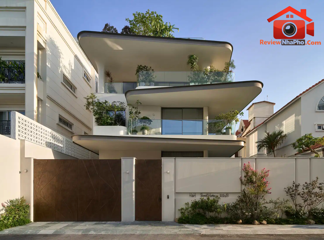 Biệt thự phố ba thế hệ tại Thủ Đức: Dòng chảy đường cong và lõi thang thép uốn điêu khắc- Ảnh 1. Biệt thự phố ba thế hệ tại Thủ Đức: Dòng chảy đường cong và lõi thang thép uốn điêu khắc- Ảnh 1.