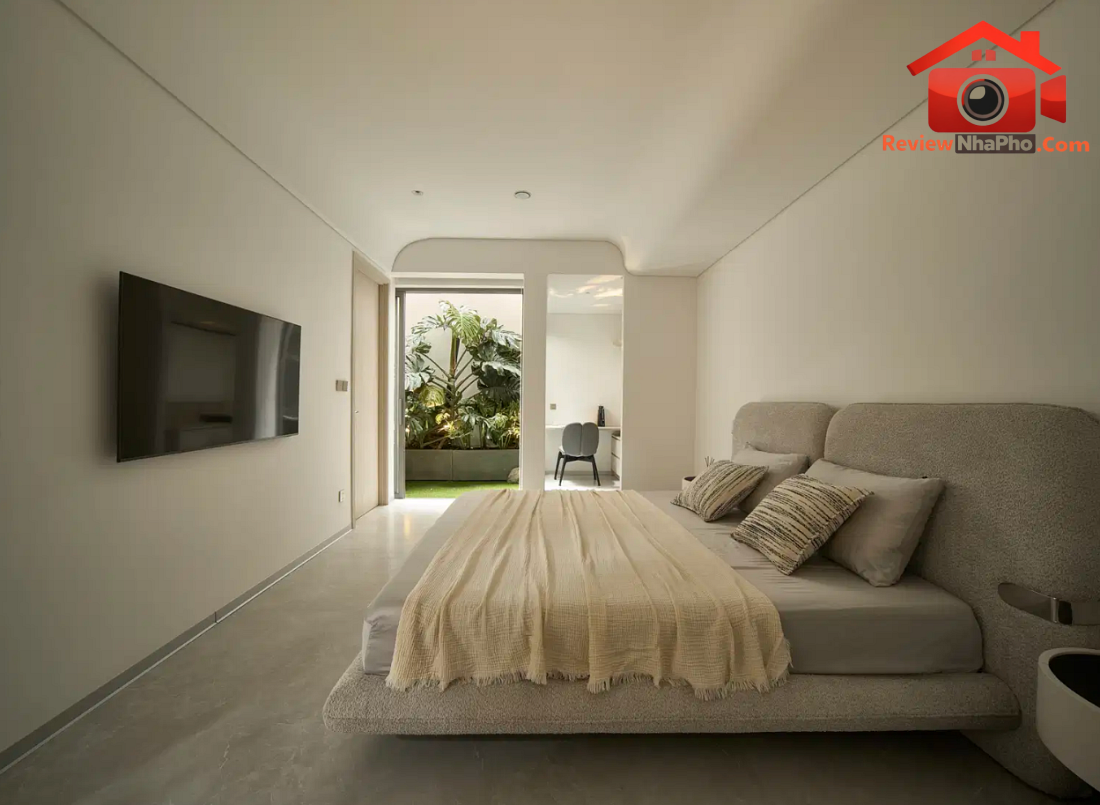 Biệt thự phố ba thế hệ tại Thủ Đức: Dòng chảy đường cong và lõi thang thép uốn điêu khắc- Ảnh 13. Biệt thự phố ba thế hệ tại Thủ Đức: Dòng chảy đường cong và lõi thang thép uốn điêu khắc- Ảnh 13.