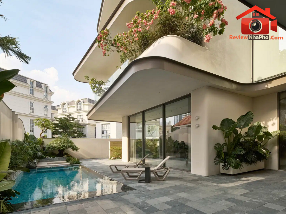 Biệt thự phố ba thế hệ tại Thủ Đức: Dòng chảy đường cong và lõi thang thép uốn điêu khắc- Ảnh 2. Biệt thự phố ba thế hệ tại Thủ Đức: Dòng chảy đường cong và lõi thang thép uốn điêu khắc- Ảnh 2.