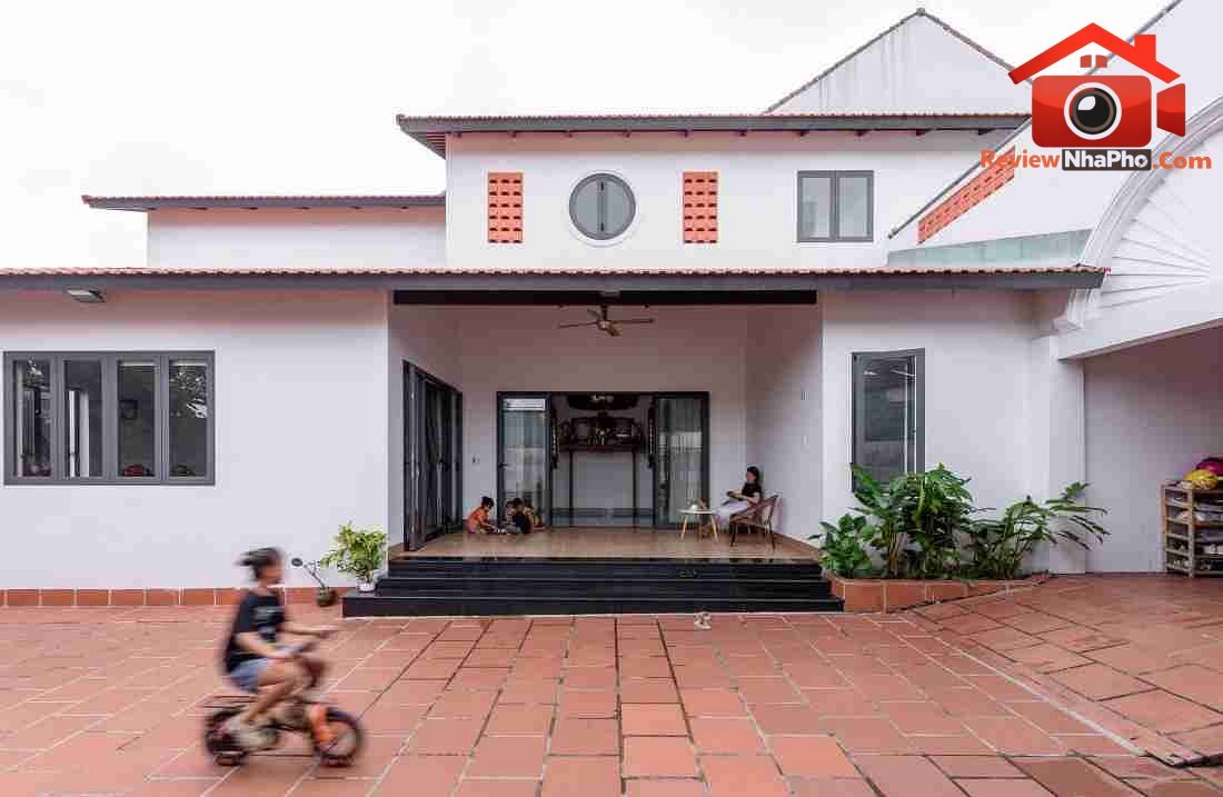 Nhà phố cải tạo với mái ngói Bắc Bộ tại Đồng Nai