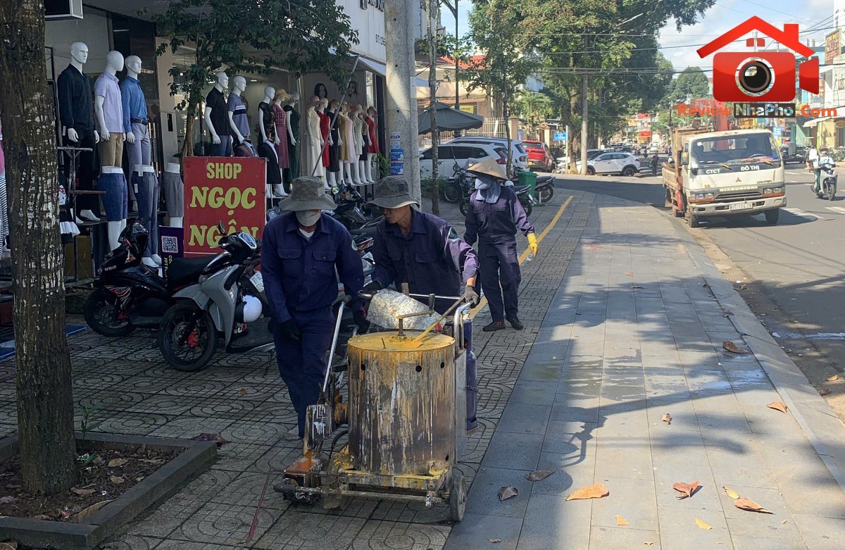 Gia Lai: Kẻ vạch phân khu vực vỉa hè đô thị hạn chế lấn chiếm kinh doanh- Ảnh 2.