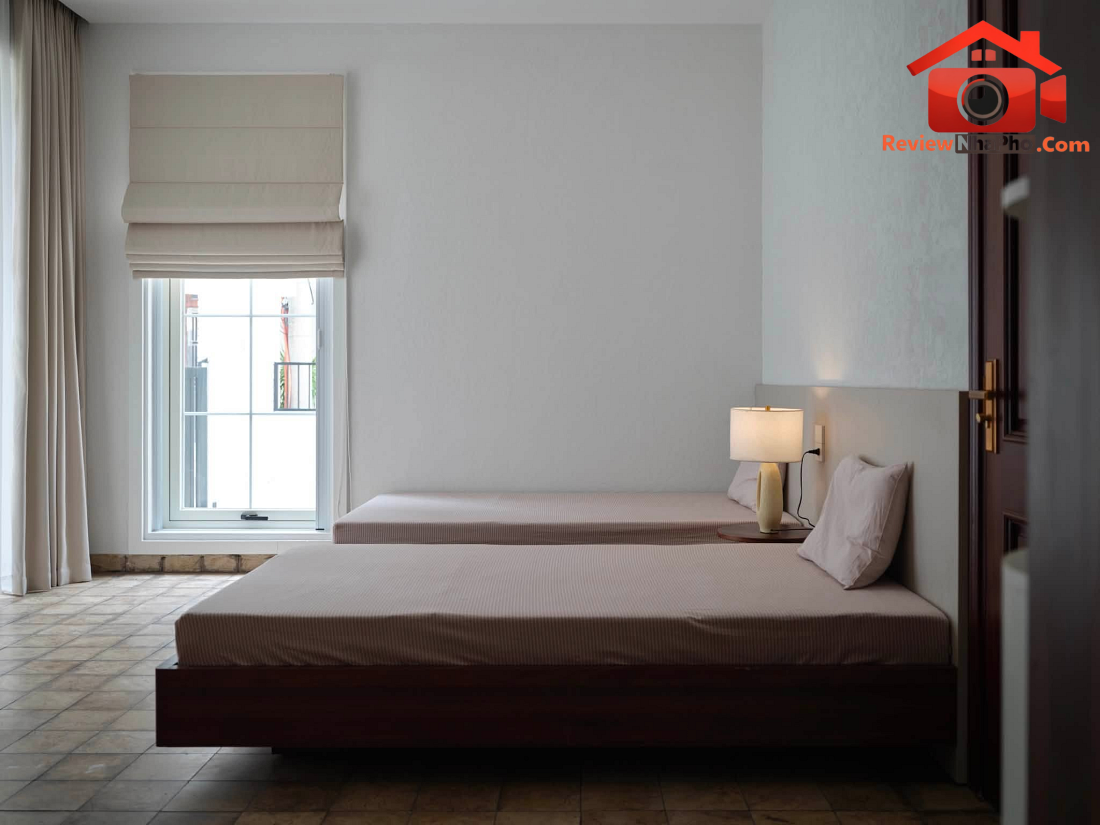 Nhà 2 tầng gộp từ 3 lô đất Lạng Sơn: Cấu trúc hai giếng trời đón gió và hồ koi đệm nhiệt- Ảnh 11. Nhà 2 tầng gộp từ 3 lô đất Lạng Sơn: Cấu trúc hai giếng trời đón gió và hồ koi đệm nhiệt- Ảnh 11.