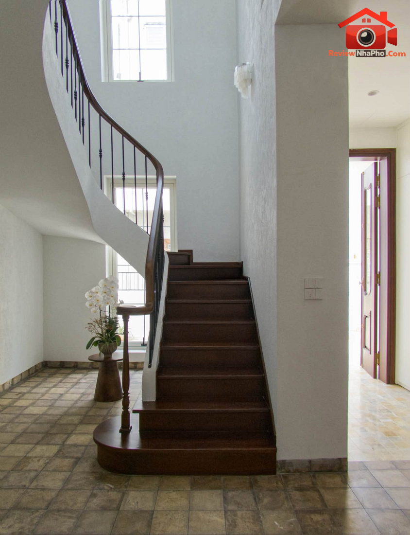 Nhà 2 tầng gộp từ 3 lô đất Lạng Sơn: Cấu trúc hai giếng trời đón gió và hồ koi đệm nhiệt- Ảnh 9. Nhà 2 tầng gộp từ 3 lô đất Lạng Sơn: Cấu trúc hai giếng trời đón gió và hồ koi đệm nhiệt- Ảnh 9.