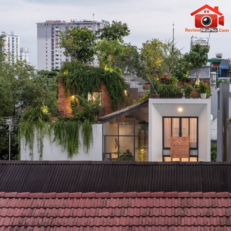 Nhà lệch tầng 110 m² tại TP.HCM với công viên xanh trên mái
