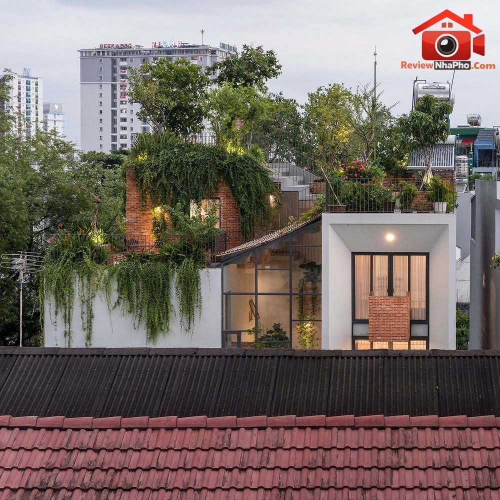 Nhà lệch tầng 110 m² tại TP.HCM với công viên xanh trên mái