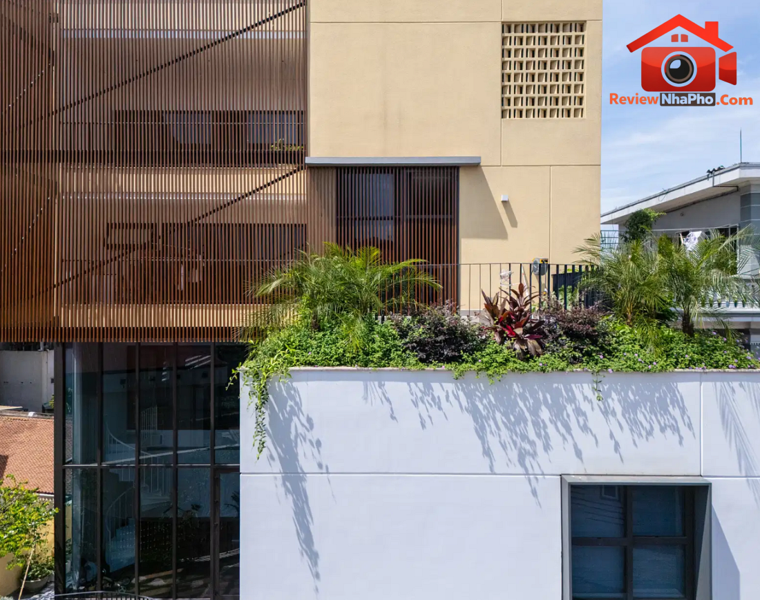 Nhà phố ba thế hệ tại Hà Đông: 3 khoảng vườn đan xen hóa giải khu đất hình lục giác- Ảnh 1. Nhà phố ba thế hệ tại Hà Đông: 3 khoảng vườn đan xen hóa giải khu đất hình lục giác- Ảnh 1.